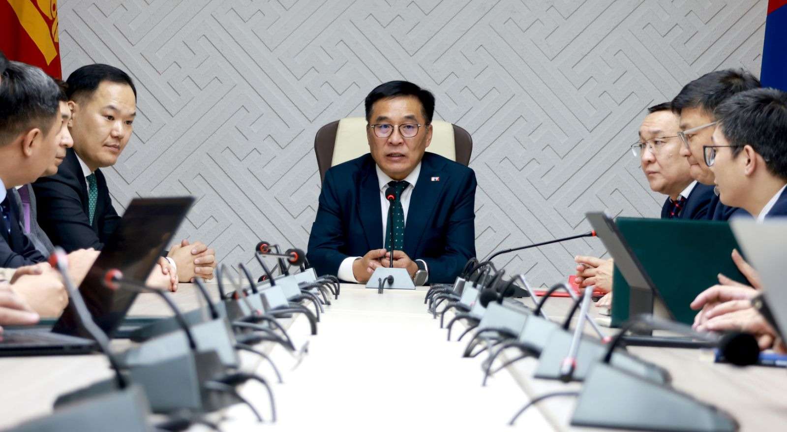 БАЙГАЛЬ ОРЧИН, УУР АМЬСГАЛЫН ӨӨРЧЛӨЛТИЙН ДЭД САЙД БАТБАЯРЫН МӨНХТАМИР ҮҮРЭГТ АЖЛАА ХҮЛЭЭН АВЛАА